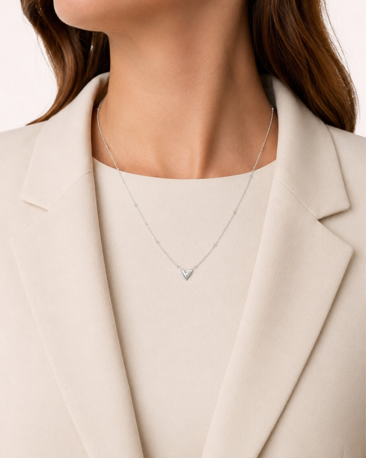 Ketting met V hanger en bolletjes
