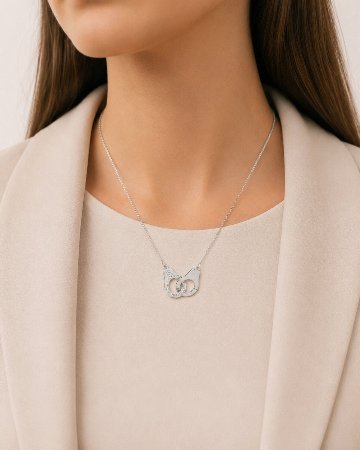 Ketting met handboeien en steentjes