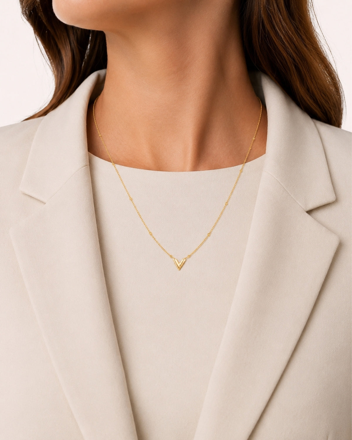 Ketting met V hanger en bolletjes